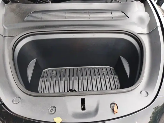 Tesla Model Y — Фото автомобиля 21