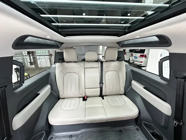 Land Rover Defender — Фото автомобиля 15