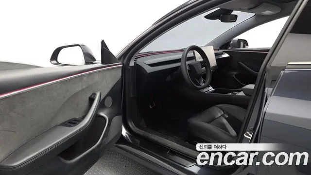 Tesla Model 3 — Фото автомобиля 15