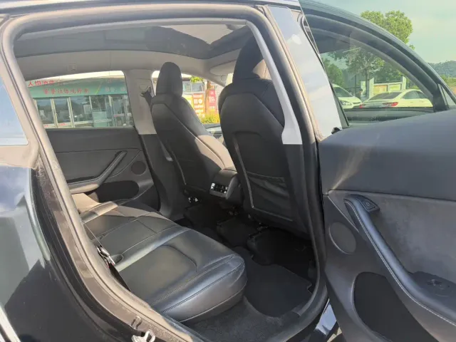 Tesla Model Y — Фото автомобиля 11