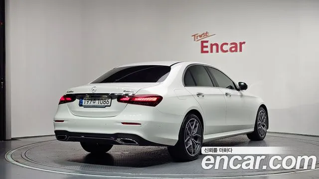 Mercedes-Benz E-Class — Фото автомобиля 2