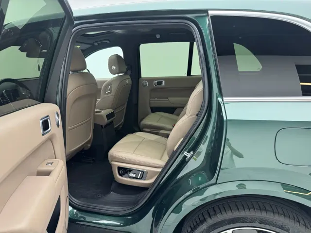 Li Auto L8 — Фото автомобиля 10