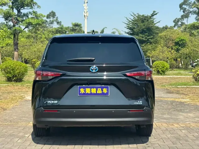 Toyota Sienna — Фото автомобиля 15