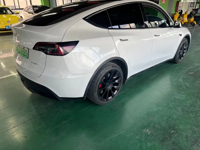 Tesla Model Y — Фото автомобиля 7