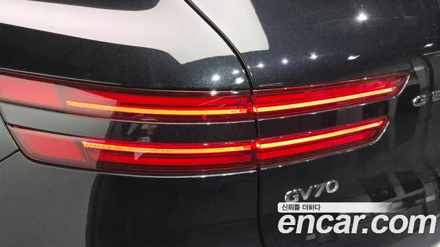 Genesis GV70 — Фото автомобиля 8