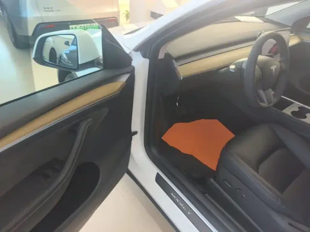 Tesla Model Y — Фото автомобиля 15