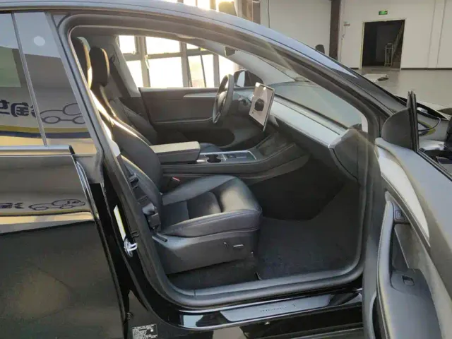 Tesla Model Y — Фото автомобиля 8