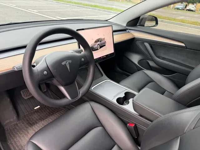 Tesla Model 3 — Фото автомобиля 6