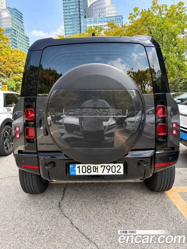 Land Rover Defender — Фото автомобиля 12
