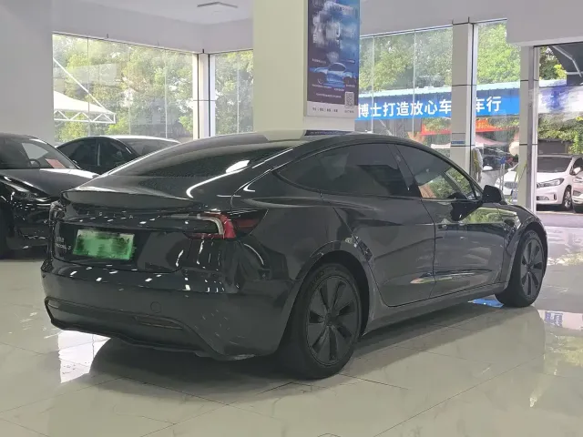 Tesla Model 3 — Фото автомобиля 12