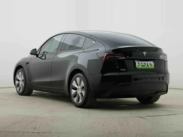 Tesla Model Y — Фото автомобиля 8