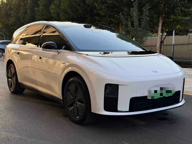 Li Auto i8 — Фото автомобиля 3