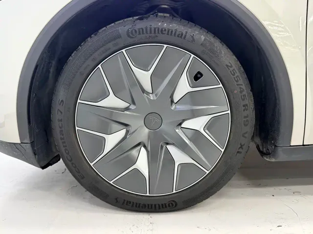 Tesla Model Y L — Фото автомобиля 4