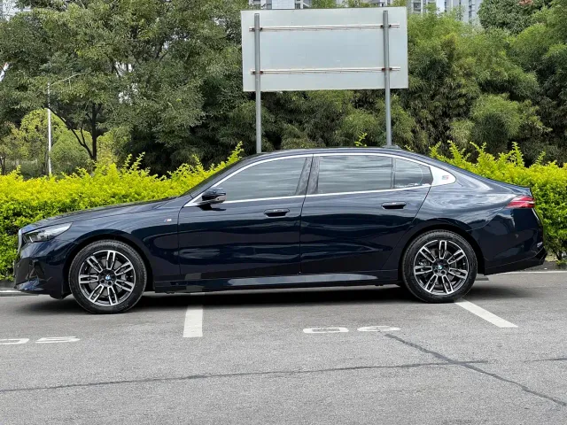 BMW 5 Series — Фото автомобиля 9
