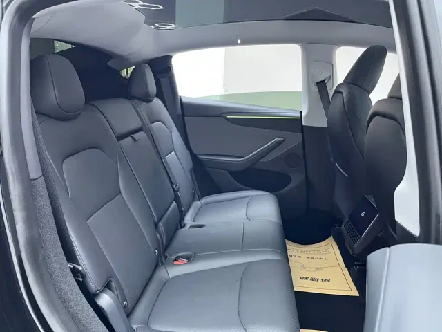 Tesla Model Y — Фото автомобиля 16