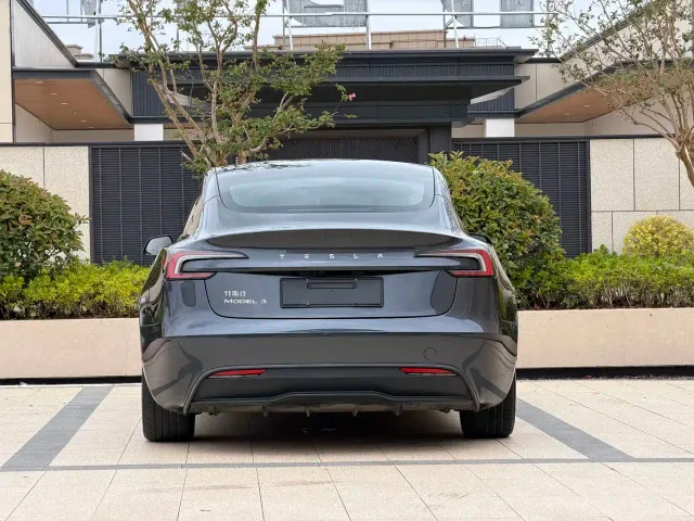 Tesla Model 3 — Фото автомобиля 12