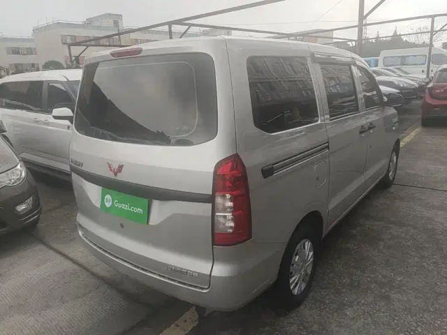 Wuling Hongguang V — Фото автомобиля 6
