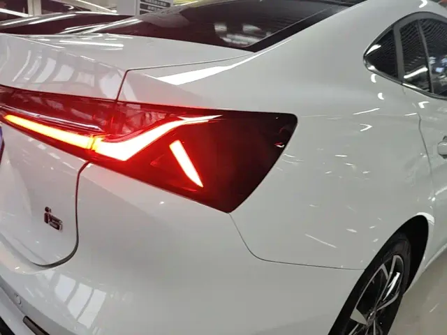 Roewe i5 — Фото автомобиля 7
