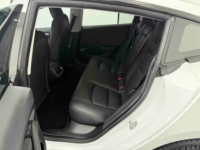 Tesla Model 3 — Фото автомобиля 10