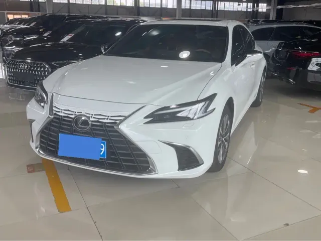 Фотография автомобиля — Lexus ES