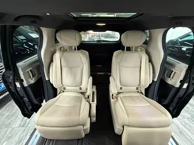 Toyota Sienna — Фото автомобиля 7