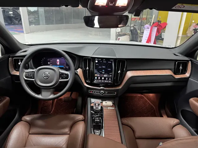 Volvo XC60 — Фото автомобиля 5