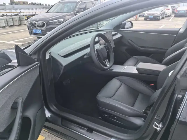 Tesla Model 3 — Фото автомобиля 5