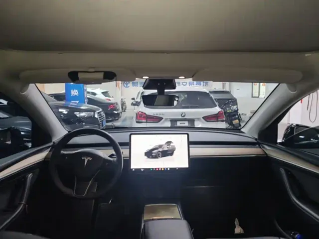 Tesla Model Y — Фото автомобиля 17