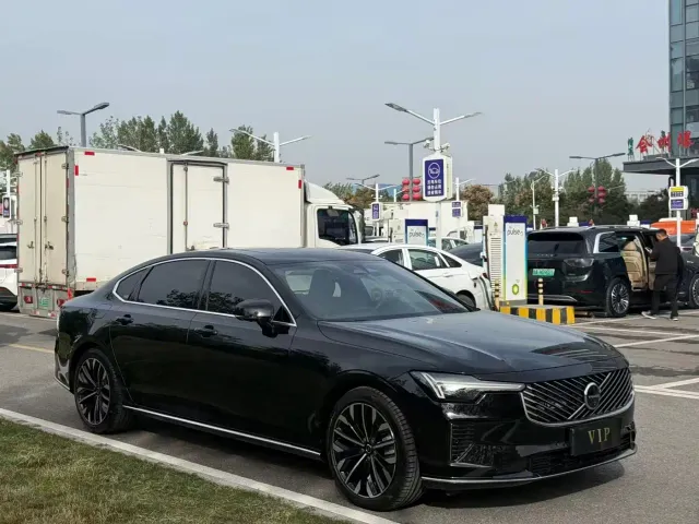 Volvo S90 — Фото автомобиля 3