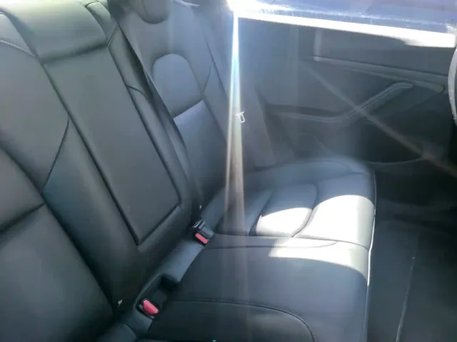 Tesla Model 3 — Фото автомобиля 21