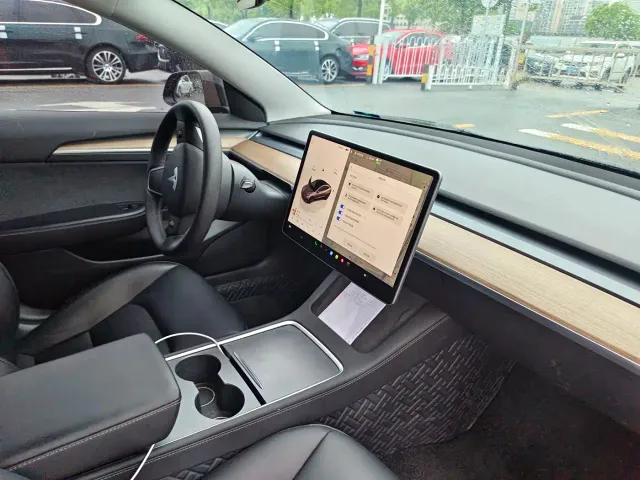Tesla Model 3 — Фото автомобиля 17