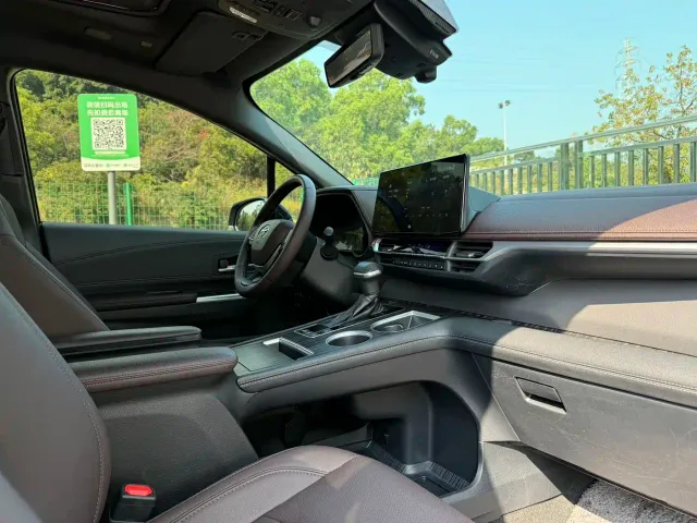 Toyota Sienna — Фото автомобиля 20
