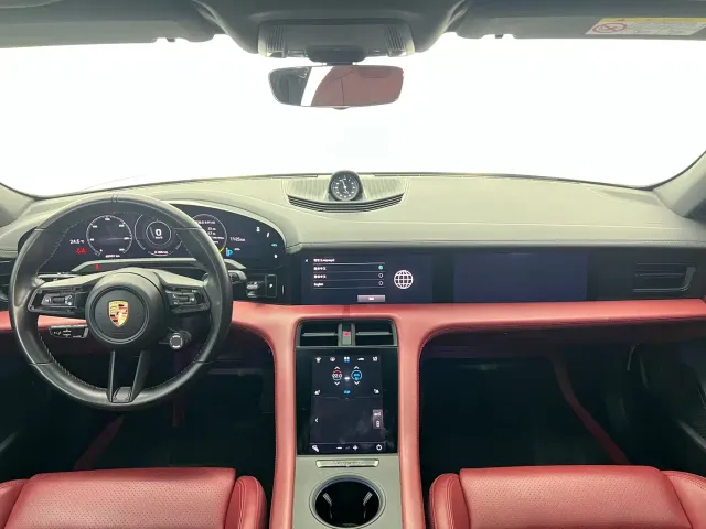 Porsche Taycan — Фото автомобиля 16