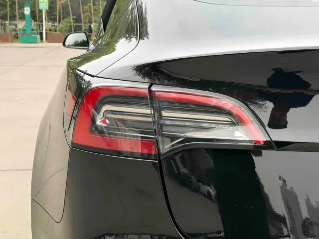 Tesla Model 3 — Фото автомобиля 17