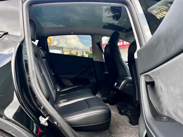 Tesla Model Y — Фото автомобиля 10