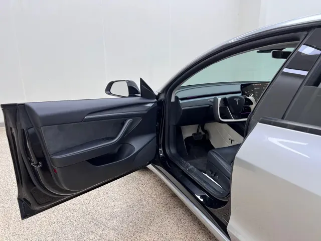 Tesla Model 3 — Фото автомобиля 12