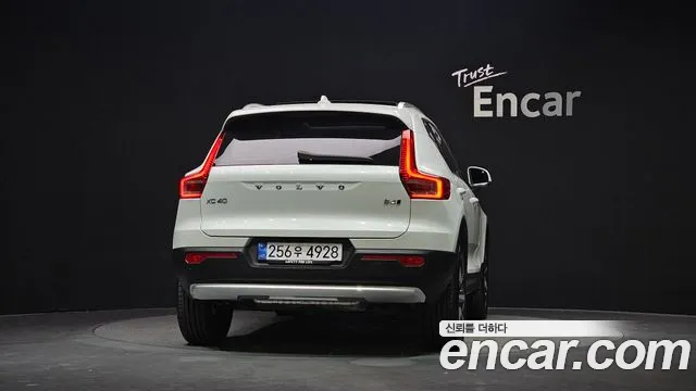 Volvo XC40 — Фото автомобиля 4