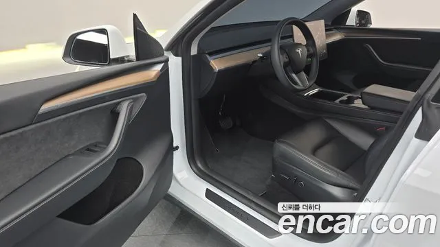 Tesla Model Y — Фото автомобиля 10