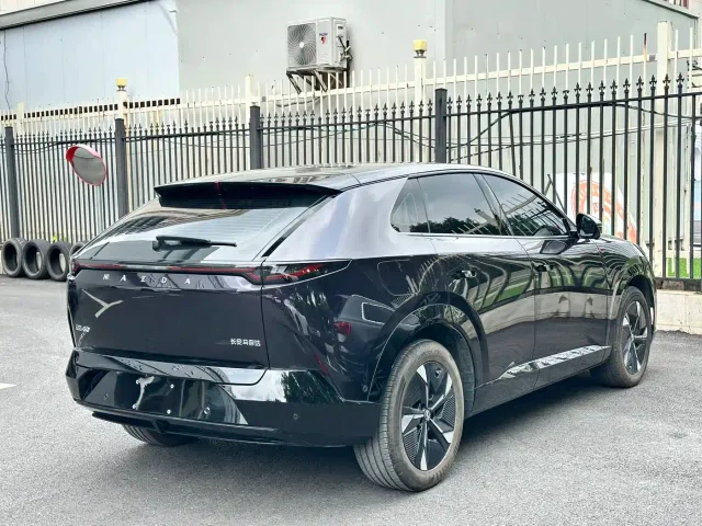 Mazda EZ-60 — Фото автомобиля 4