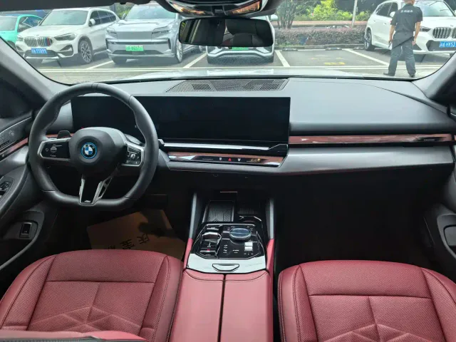 BMW BMW i5 2024 eDrive 35L Premium Model M Sport Package — Фото автомобиля 11