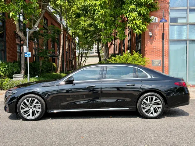 Mercedes-Benz E-Class — Фото автомобиля 2