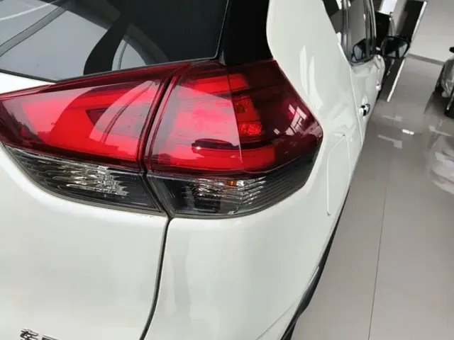 Nissan X-Trail — Фото автомобиля 7