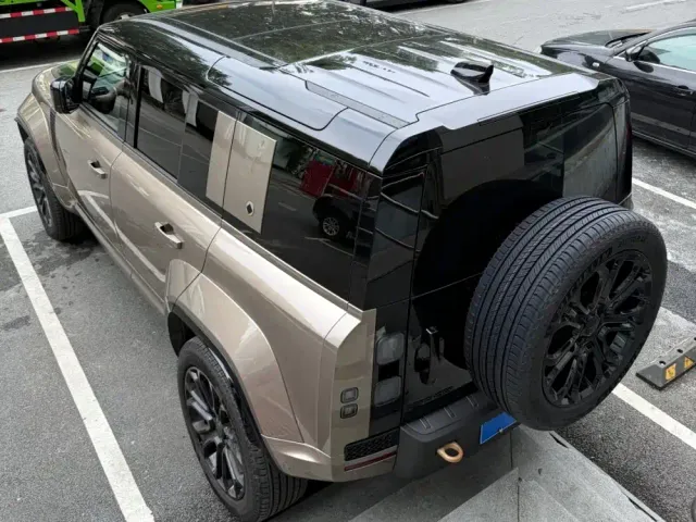 Land Rover Defender — Фото автомобиля 16