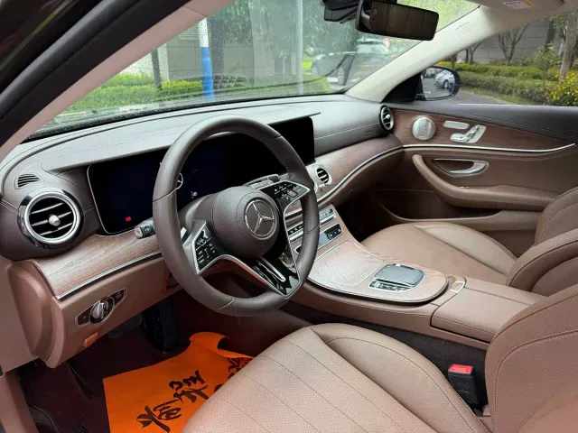 Mercedes-Benz E-Class — Фото автомобиля 4