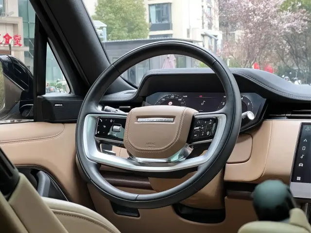 Land Rover Range Rover 2023 3.0 L6 360PS Golden Age Edition — Фото автомобиля 16