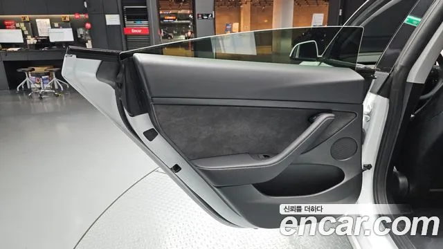 Tesla Model 3 — Фото автомобиля 24