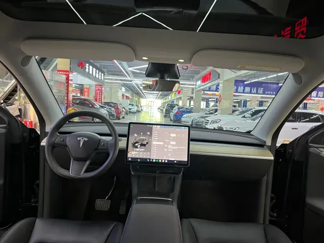 Tesla Model Y — Фото автомобиля 5