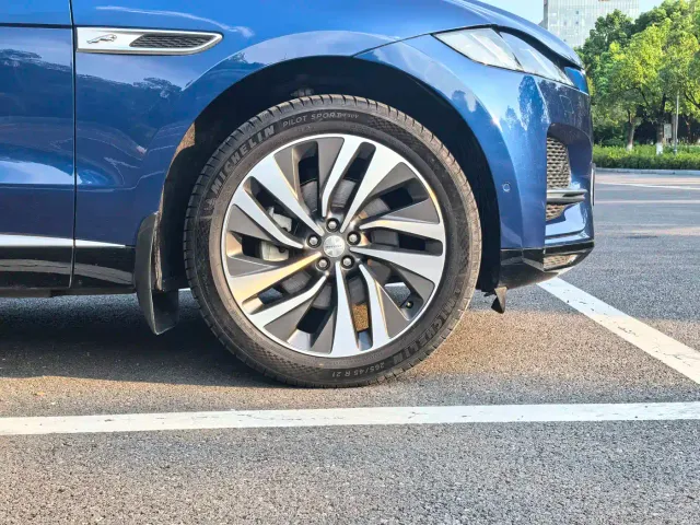 Jaguar F-Pace — Фото автомобиля 8