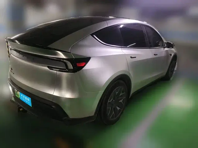Tesla Model Y L — Фото автомобиля 5
