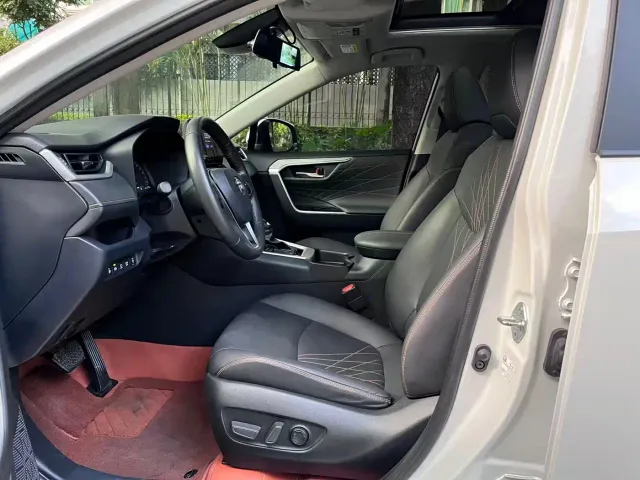 Toyota RAV4 — Фото автомобиля 3